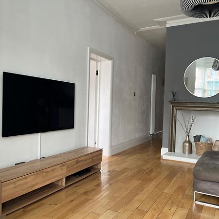 פורטסמות' The Clock Tower Apartment - Spacious, Modern, 2 Bed Room Apartment , Southsea With Free Parking - Sleeps 4 מראה חיצוני תמונה