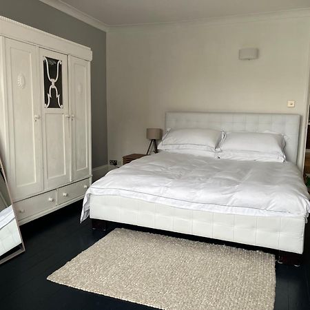פורטסמות' The Clock Tower Apartment - Spacious, Modern, 2 Bed Room Apartment , Southsea With Free Parking - Sleeps 4 מראה חיצוני תמונה