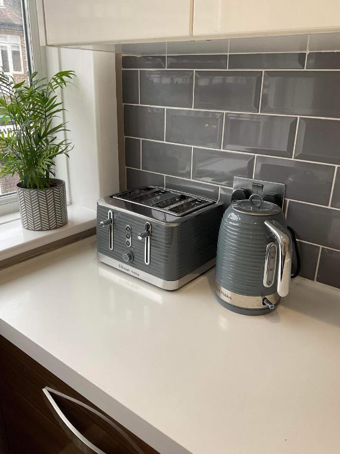 פורטסמות' The Clock Tower Apartment - Spacious, Modern, 2 Bed Room Apartment , Southsea With Free Parking - Sleeps 4 מראה חיצוני תמונה