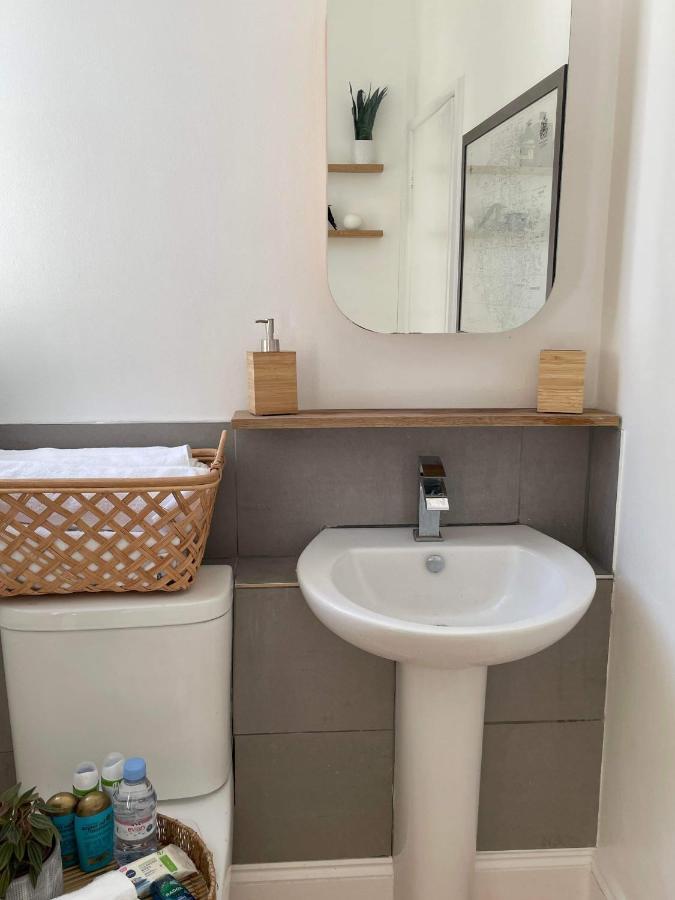 פורטסמות' The Clock Tower Apartment - Spacious, Modern, 2 Bed Room Apartment , Southsea With Free Parking - Sleeps 4 מראה חיצוני תמונה