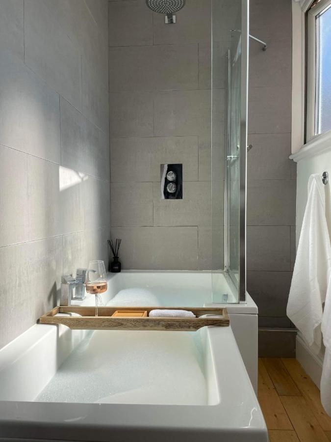 פורטסמות' The Clock Tower Apartment - Spacious, Modern, 2 Bed Room Apartment , Southsea With Free Parking - Sleeps 4 מראה חיצוני תמונה