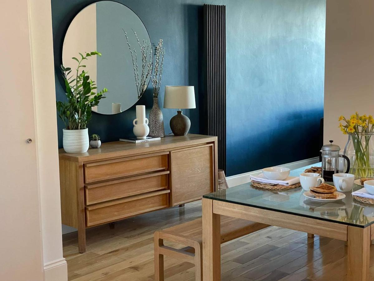 פורטסמות' The Clock Tower Apartment - Spacious, Modern, 2 Bed Room Apartment , Southsea With Free Parking - Sleeps 4 מראה חיצוני תמונה