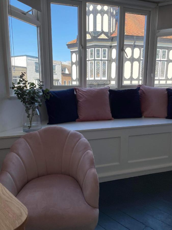 פורטסמות' The Clock Tower Apartment - Spacious, Modern, 2 Bed Room Apartment , Southsea With Free Parking - Sleeps 4 מראה חיצוני תמונה