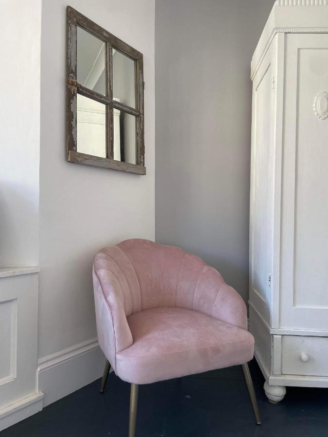 פורטסמות' The Clock Tower Apartment - Spacious, Modern, 2 Bed Room Apartment , Southsea With Free Parking - Sleeps 4 מראה חיצוני תמונה