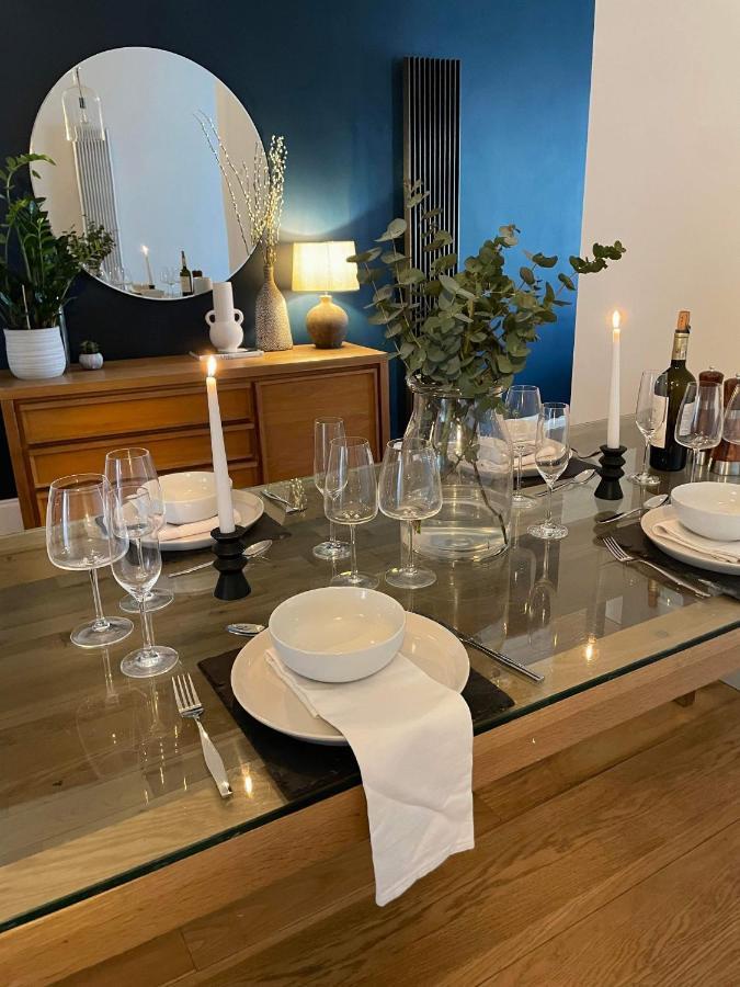 פורטסמות' The Clock Tower Apartment - Spacious, Modern, 2 Bed Room Apartment , Southsea With Free Parking - Sleeps 4 מראה חיצוני תמונה
