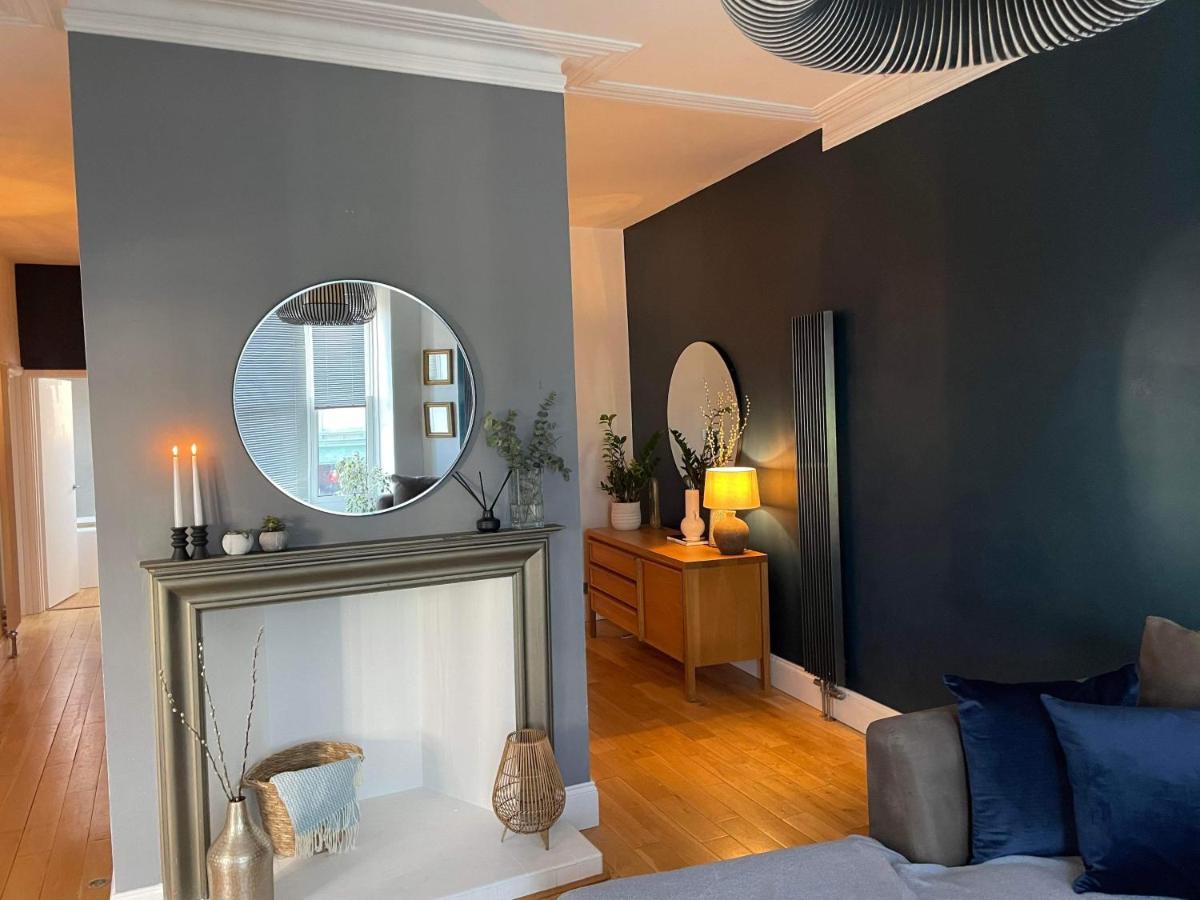 פורטסמות' The Clock Tower Apartment - Spacious, Modern, 2 Bed Room Apartment , Southsea With Free Parking - Sleeps 4 מראה חיצוני תמונה