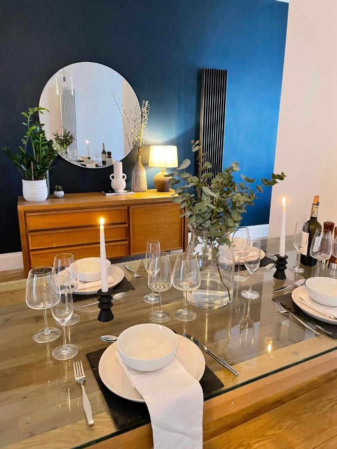 פורטסמות' The Clock Tower Apartment - Spacious, Modern, 2 Bed Room Apartment , Southsea With Free Parking - Sleeps 4 מראה חיצוני תמונה
