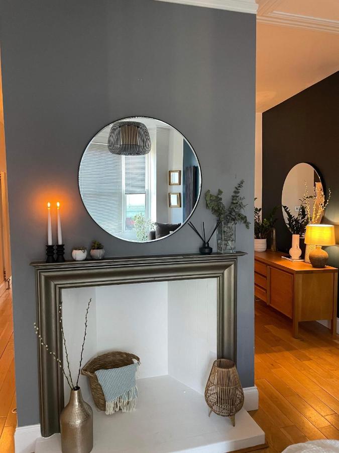 פורטסמות' The Clock Tower Apartment - Spacious, Modern, 2 Bed Room Apartment , Southsea With Free Parking - Sleeps 4 מראה חיצוני תמונה