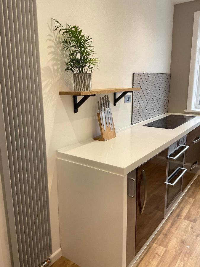 פורטסמות' The Clock Tower Apartment - Spacious, Modern, 2 Bed Room Apartment , Southsea With Free Parking - Sleeps 4 מראה חיצוני תמונה
