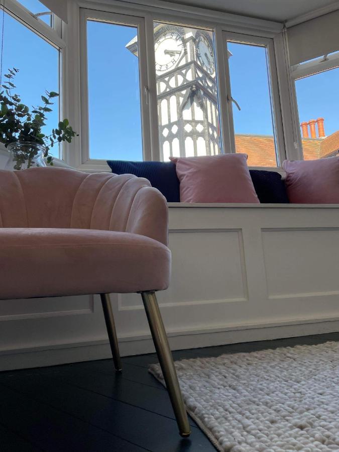 פורטסמות' The Clock Tower Apartment - Spacious, Modern, 2 Bed Room Apartment , Southsea With Free Parking - Sleeps 4 מראה חיצוני תמונה