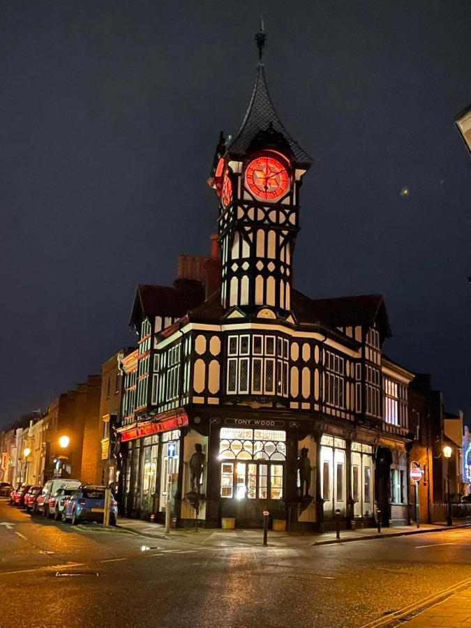 פורטסמות' The Clock Tower Apartment - Spacious, Modern, 2 Bed Room Apartment , Southsea With Free Parking - Sleeps 4 מראה חיצוני תמונה