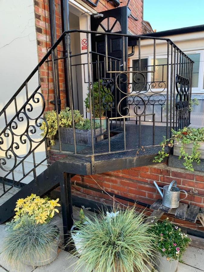 פורטסמות' The Clock Tower Apartment - Spacious, Modern, 2 Bed Room Apartment , Southsea With Free Parking - Sleeps 4 מראה חיצוני תמונה