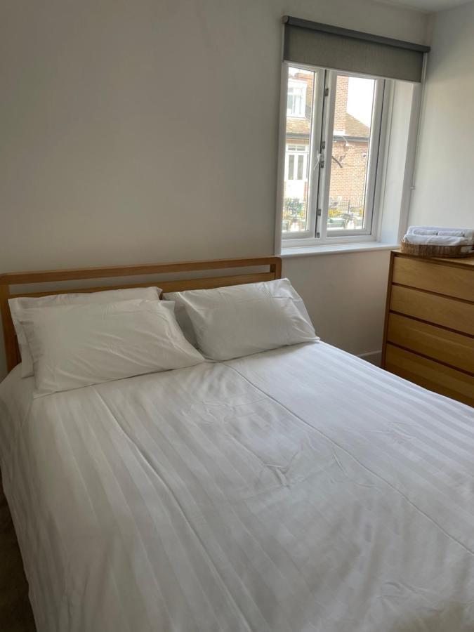 פורטסמות' The Clock Tower Apartment - Spacious, Modern, 2 Bed Room Apartment , Southsea With Free Parking - Sleeps 4 מראה חיצוני תמונה