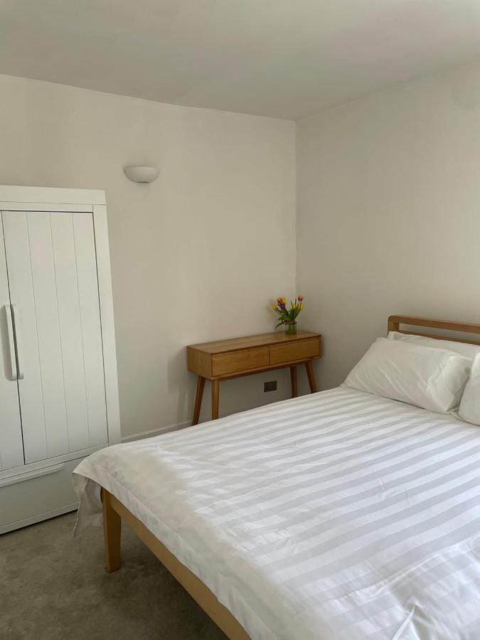 פורטסמות' The Clock Tower Apartment - Spacious, Modern, 2 Bed Room Apartment , Southsea With Free Parking - Sleeps 4 מראה חיצוני תמונה