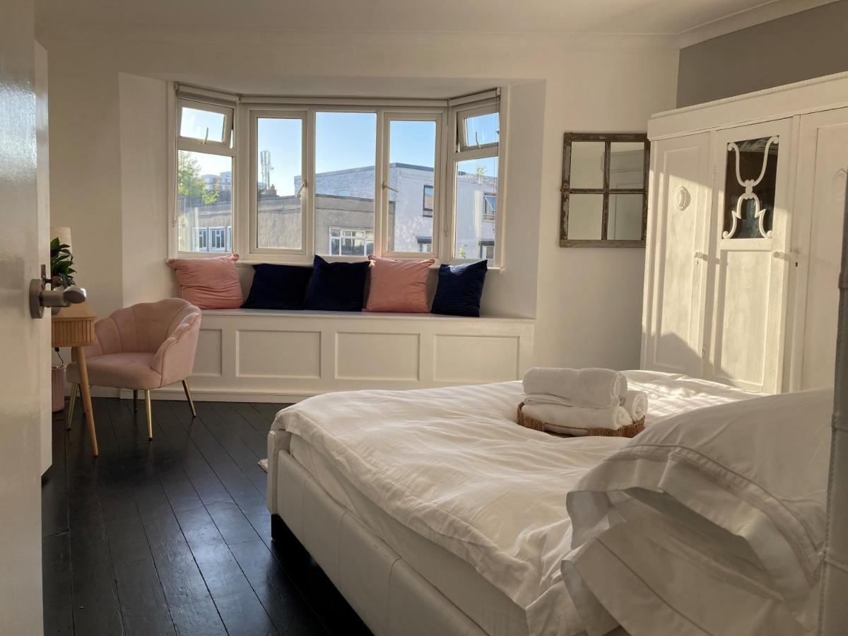 פורטסמות' The Clock Tower Apartment - Spacious, Modern, 2 Bed Room Apartment , Southsea With Free Parking - Sleeps 4 מראה חיצוני תמונה