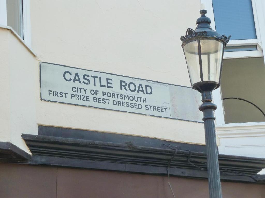 פורטסמות' The Clock Tower Apartment - Spacious, Modern, 2 Bed Room Apartment , Southsea With Free Parking - Sleeps 4 מראה חיצוני תמונה