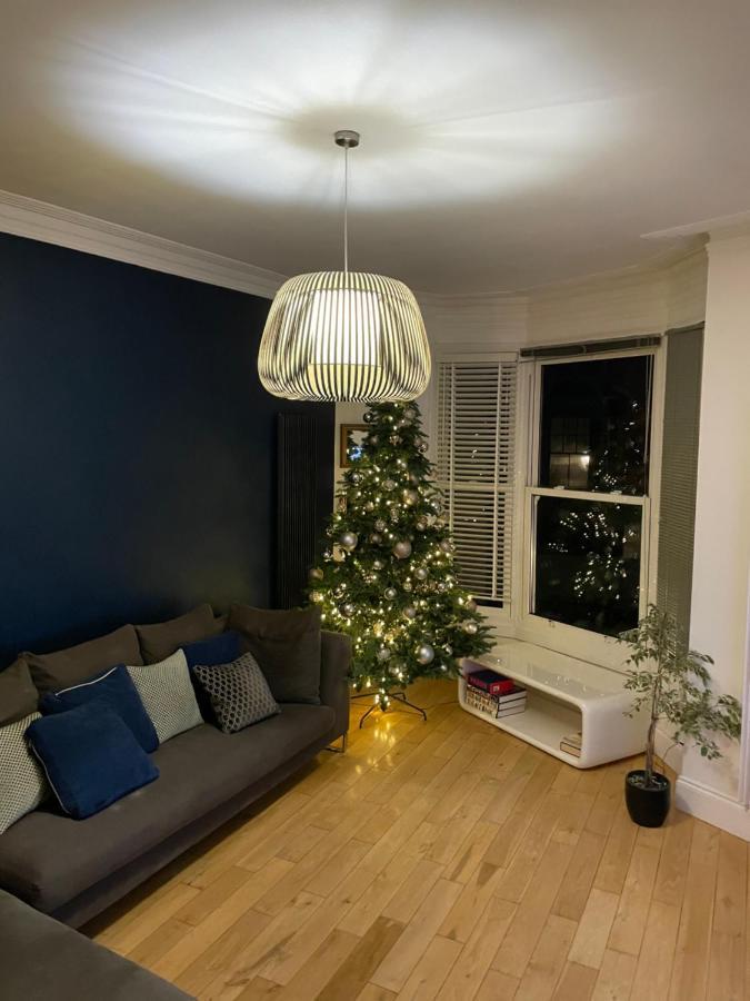 פורטסמות' The Clock Tower Apartment - Spacious, Modern, 2 Bed Room Apartment , Southsea With Free Parking - Sleeps 4 מראה חיצוני תמונה