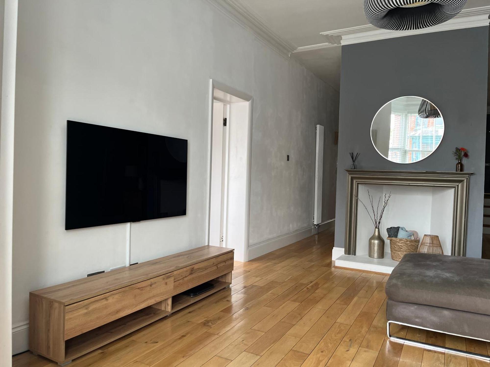 פורטסמות' The Clock Tower Apartment - Spacious, Modern, 2 Bed Room Apartment , Southsea With Free Parking - Sleeps 4 מראה חיצוני תמונה