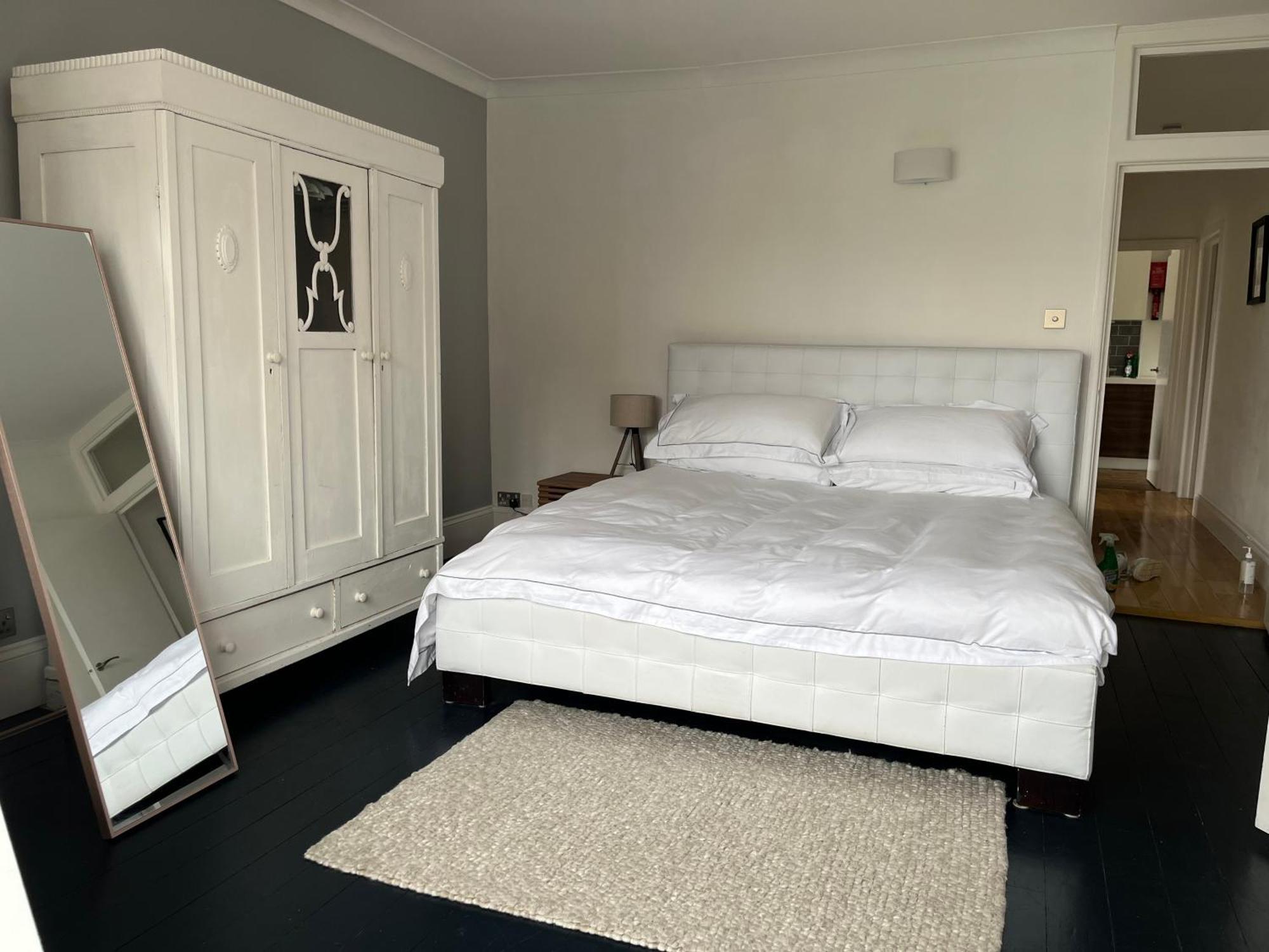פורטסמות' The Clock Tower Apartment - Spacious, Modern, 2 Bed Room Apartment , Southsea With Free Parking - Sleeps 4 מראה חיצוני תמונה